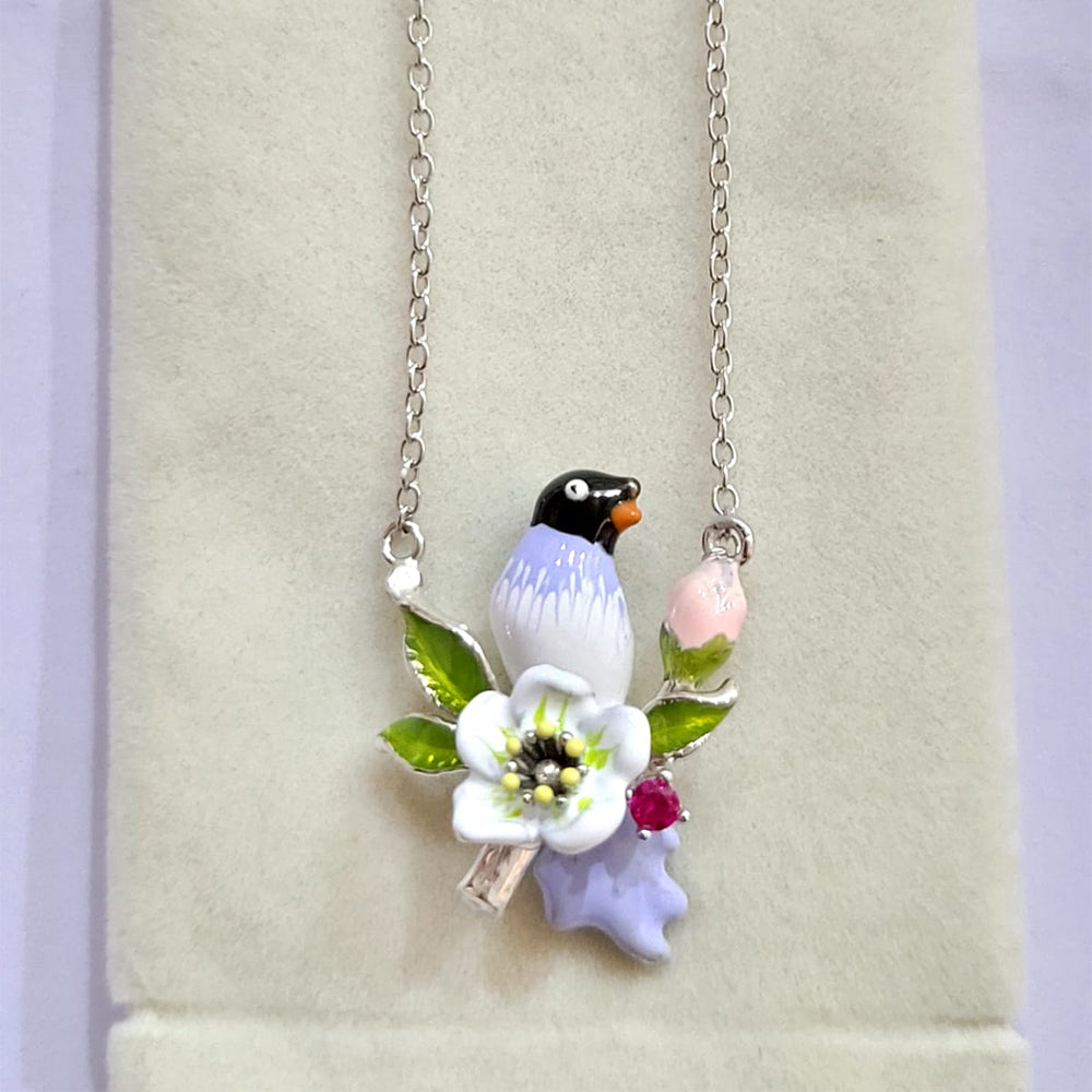 Red - billed Blue Magpie flower pendant set