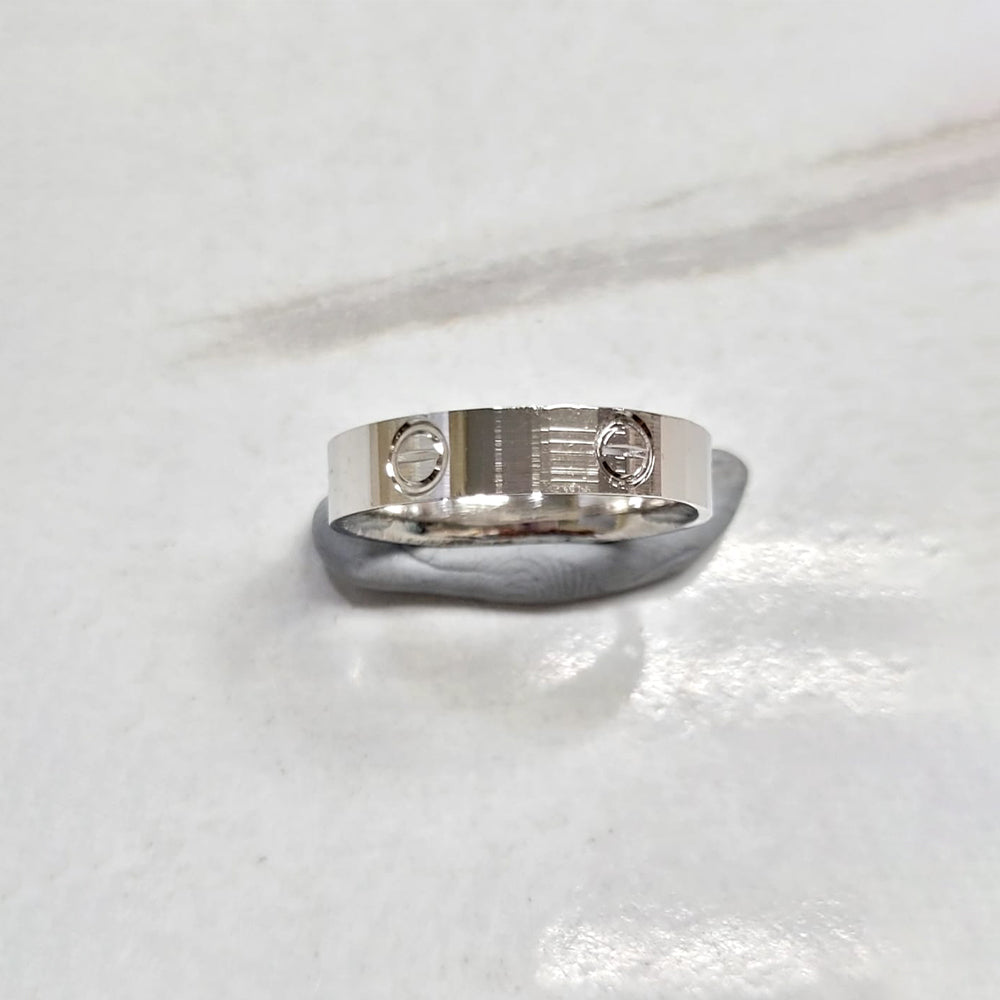 Elegant silver band ring